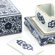 Porcelain box with lid, Qianlong mark.