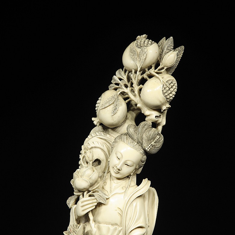 Carved ivory figure ‘Two young ladies’, 19th-20th century