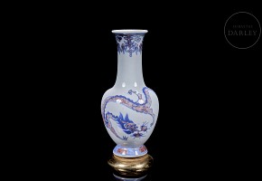 Blue and red enamelled porcelain ‘Dragon’ vase, Qing dynasty