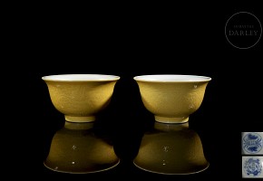 Pareja de tazas de porcelana vidriada en amarillo, dinastía Qing