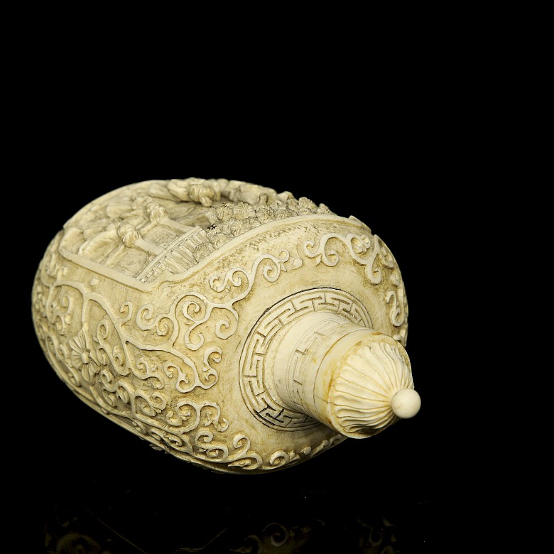 Ivory snuff bottle ‘Ladies in the garden’, 19th century