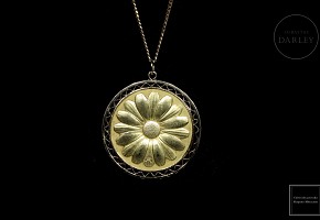 Yellow gold ‘Mother’ medallion