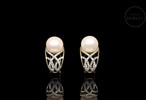 Yellow gold earrings with diamonds and pearls