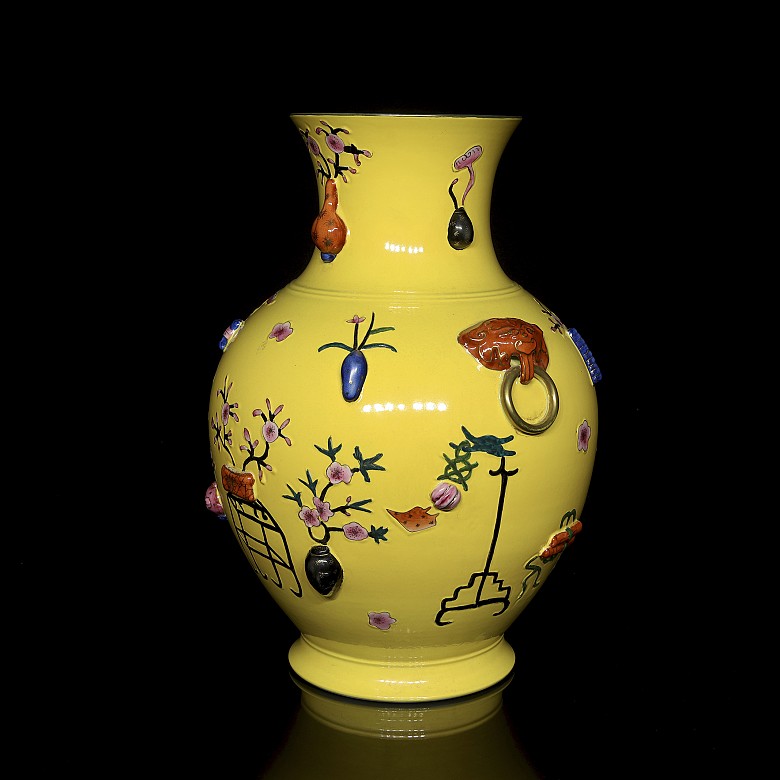 Porcelain vase ‘Famille Jaune Rouleau’, with Qianlong Seal