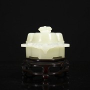 Heitan white jade lidded box, Qing dynasty, with Qianlong seal