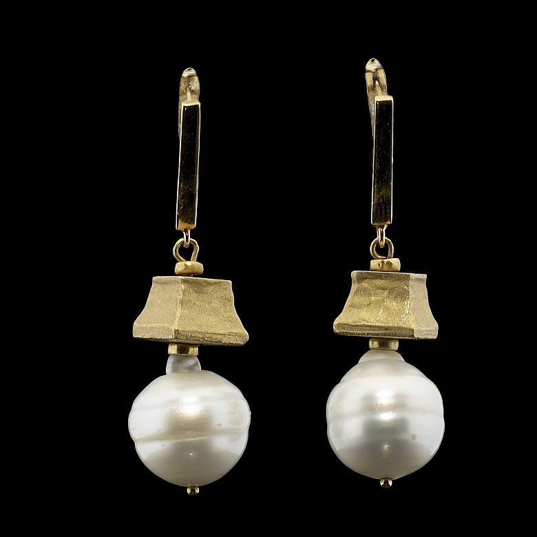 Set of earrings and ring of yellow gold and pearls