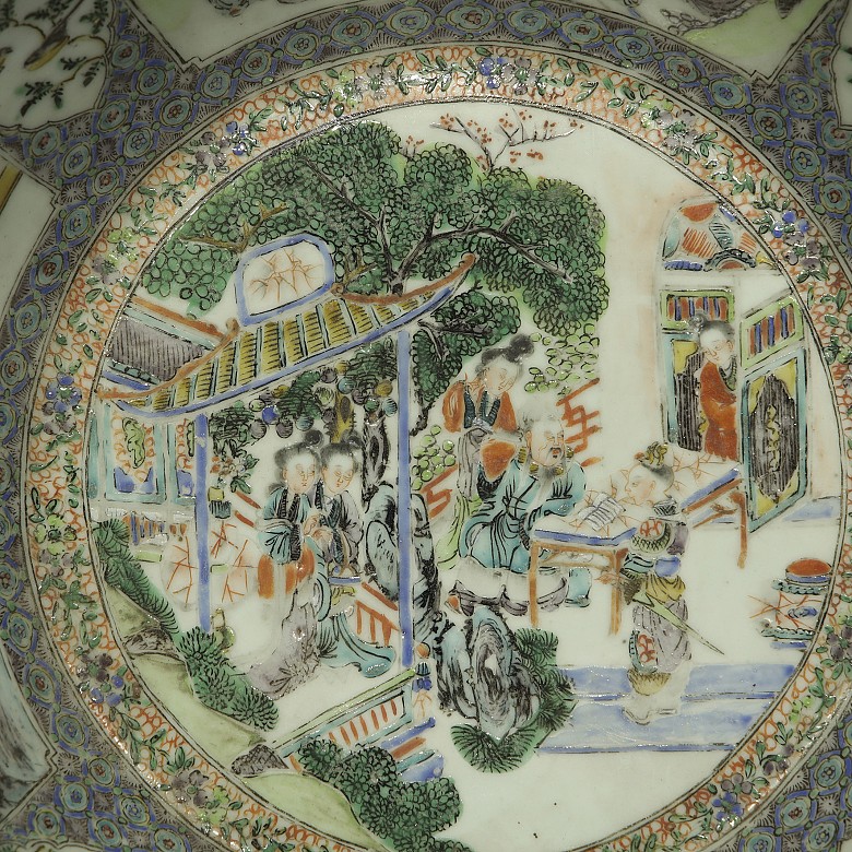 Large porcelain bowl ‘Palace Scenes’, Qing dynasty