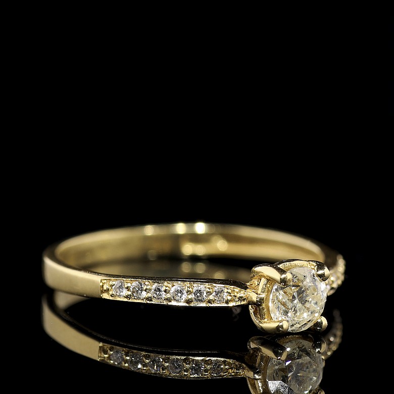 Anillo de oro amarillo 18 k con brillantes 0,30 ct.