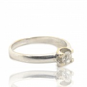 Solitaire ring in 18k white gold and a diamond