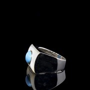 White gold ring with turquoise and mother-of-pearl