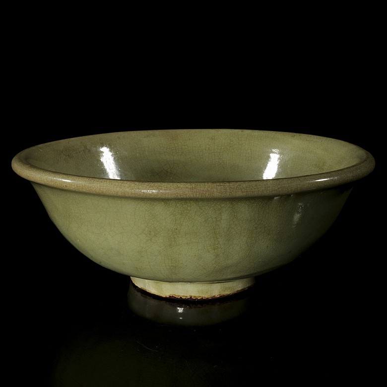 Large celadon-glazed ceramic bowl, Qing dynasty