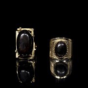 Dos anillos en oro amarillo y piedras negras