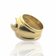 Anillo de oro amarillo 18 k y una madreperla