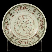 A Swatow enamelled dish, Ming dynasty