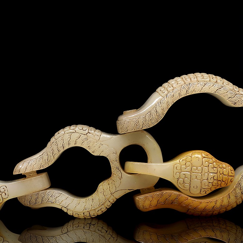 Jade 'snake' amulet, Eastern Han Dynasty