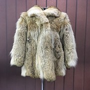 Bonito chaquetón de piel de coyote