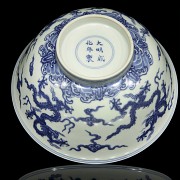 Cuenco de porcelana con dragones, dinastía Qing