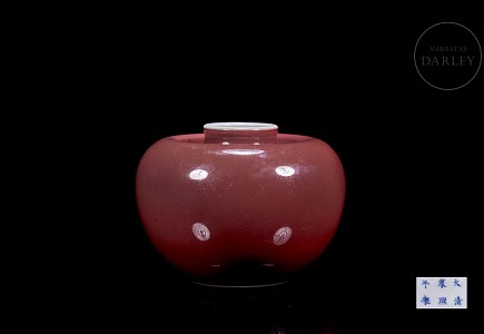 Recipiente de porcelana esmaltada en rojo, con marca Kangxi