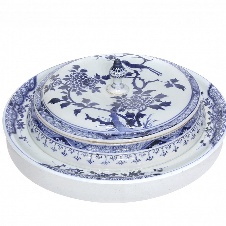 Chinese dish with lid, 20th century