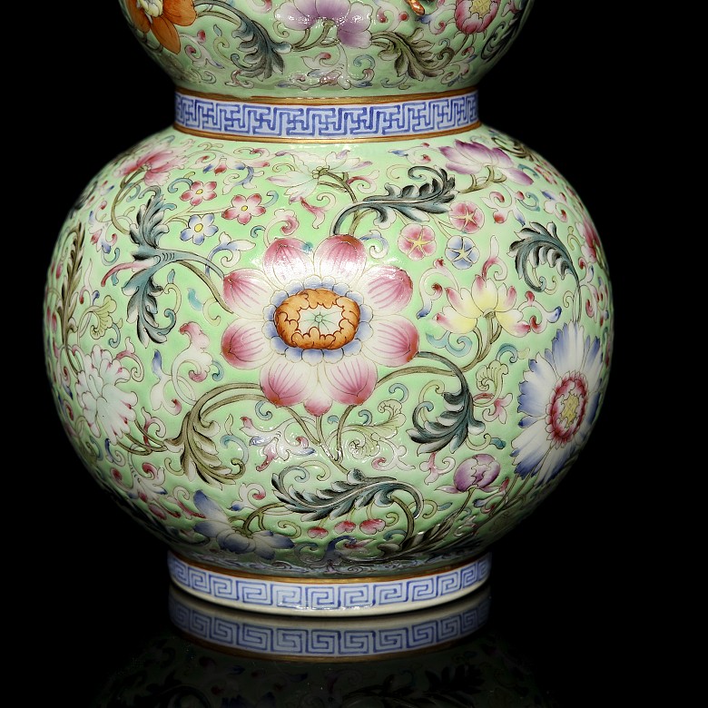 'Hulu' vase in pink family porcelain, with Qianlong seal - 3