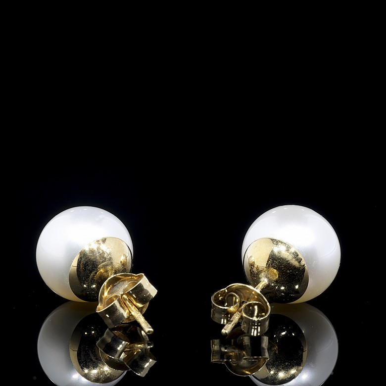 Yellow gold earrings with Australian pearl