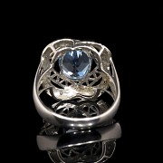 Anillo en oro blanco de 18 k con topacio azul y diamantes