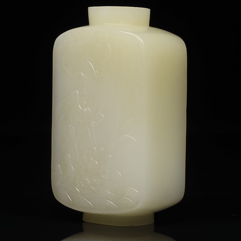 White jade snuff bottle, Ming-Qing Dynasty