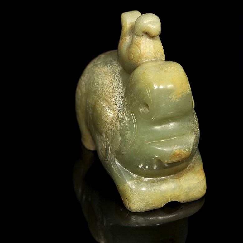 Carved jade figure ‘Mythical Beast’, Western Zhou Dynasty - 1