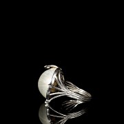 White gold ring with mother pearl