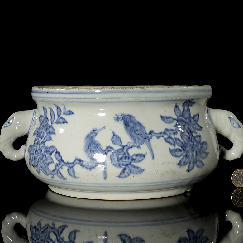 Blue-and-white porcelain censer ‘Birds and branches’, Qing dynasty