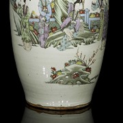 Chinese vase decorated with ladies, 19th century