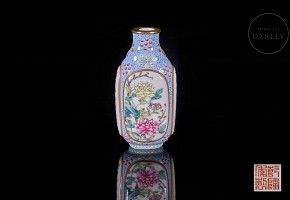 Snuff bottle ‘Chrysanthemums and poem’, Minguo period