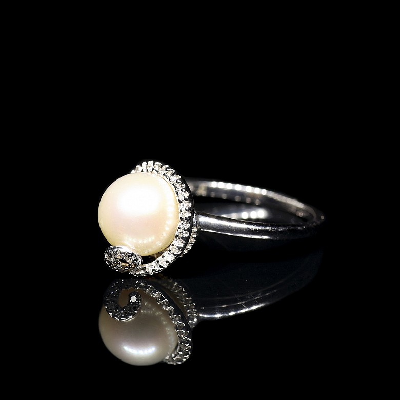 Anillo en oro blanco de 18 kt con perla y diamantes