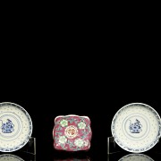 Two plates and a porcelain box, 19th-20th century - 2