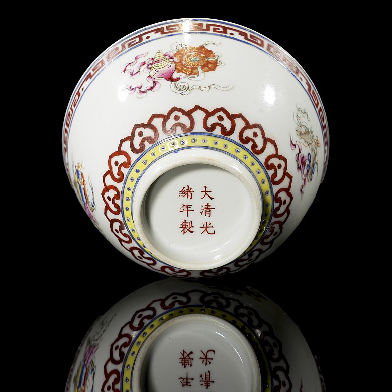 Porcelain cup, famille rose ‘Treasures’, Qing dynasty