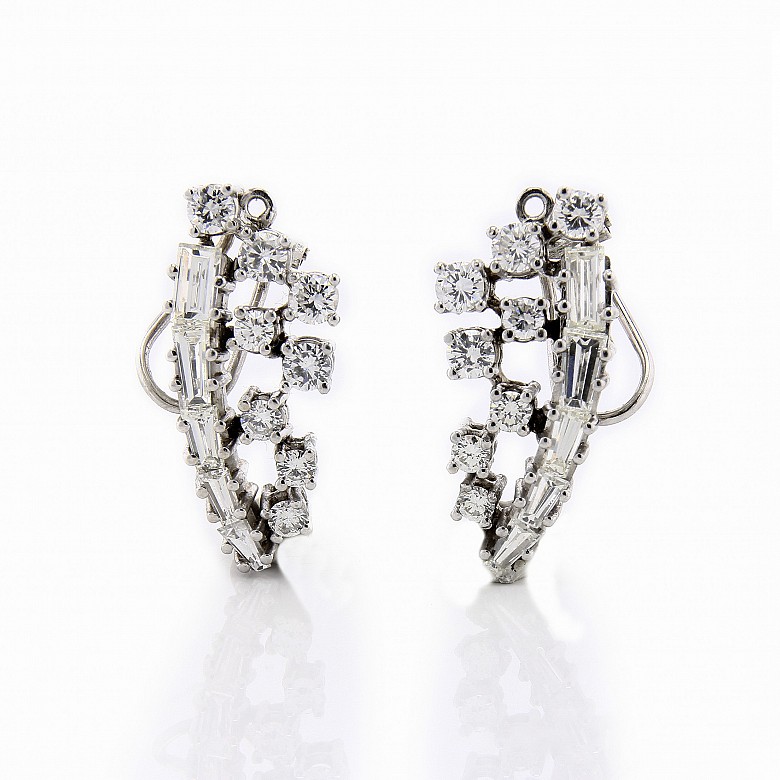 Pendientes de oro blanco de 18k con diamantes.