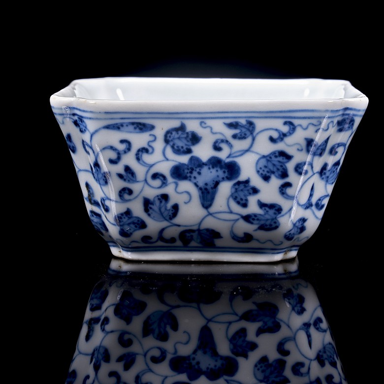 Cuenco cuadrado de porcelana esmaltada azul y blanco, dinastía Qing