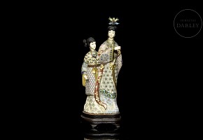 Figura con aplicaciones de bronce y esmalado cloisonné 