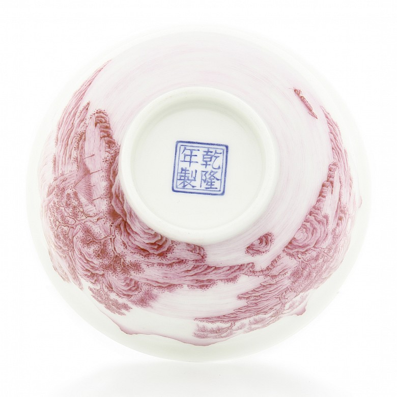 Small enameled porcelain bowl, Qianlong seal mark.