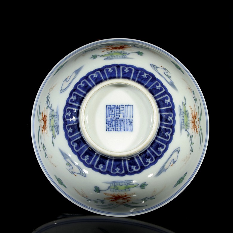 Chinese bowl with lotus flowers, Qianlong mark