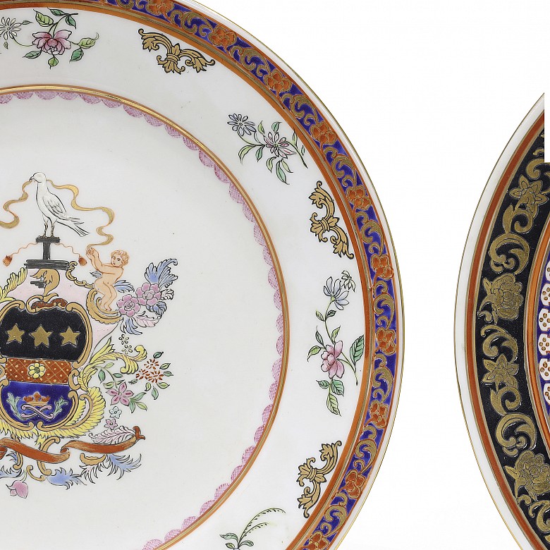 Pareja de platos de porcelana esmaltada, s.XX