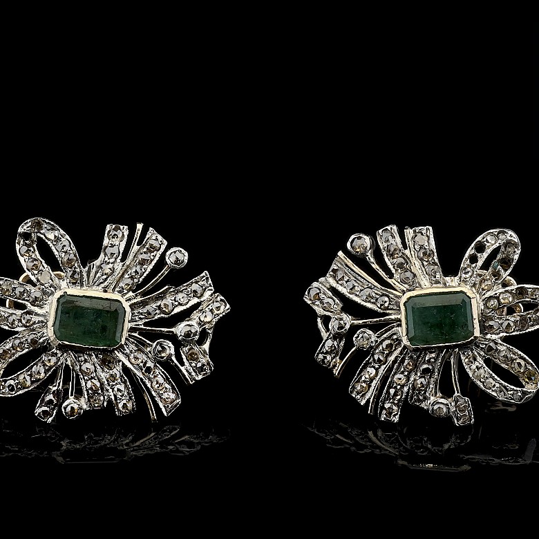 Earrings with diamonds and two emeralds