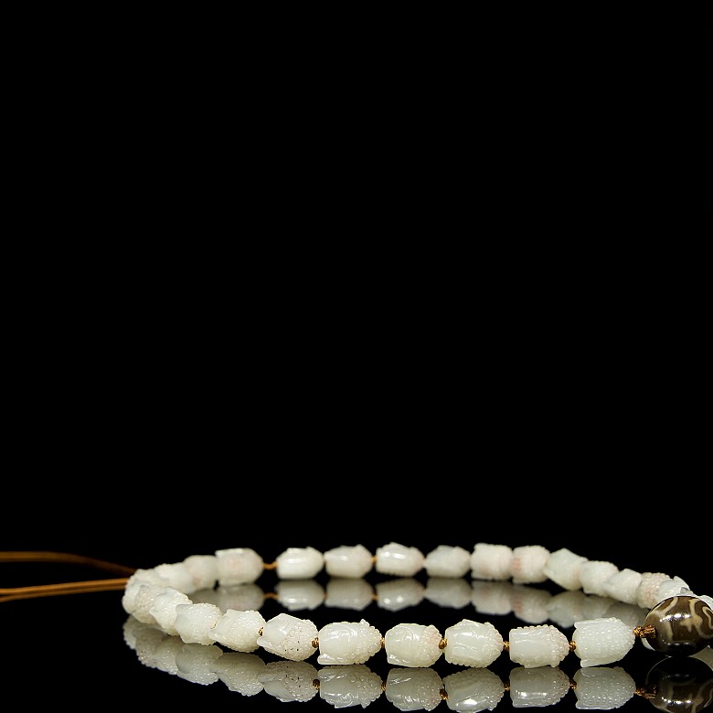 Necklace with white jade beads, Qing dynasty