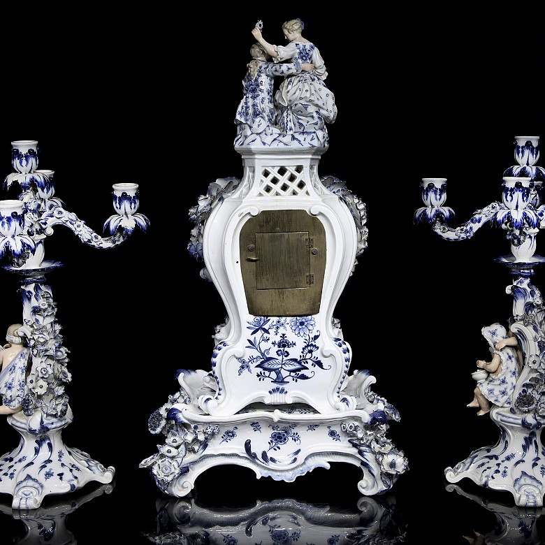 Juego de reloj con dos candelabros y peana, Meissen, S.XIX - XX