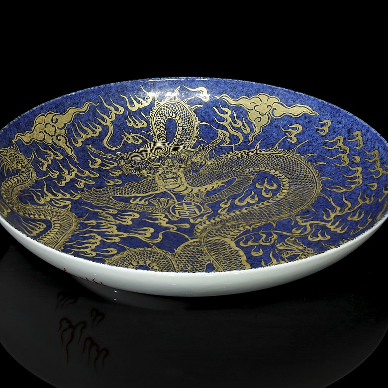 Large Chinese porcelain dish, 20th century