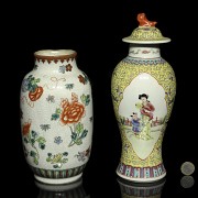 Dos jarrones de porcelana china, S.XX