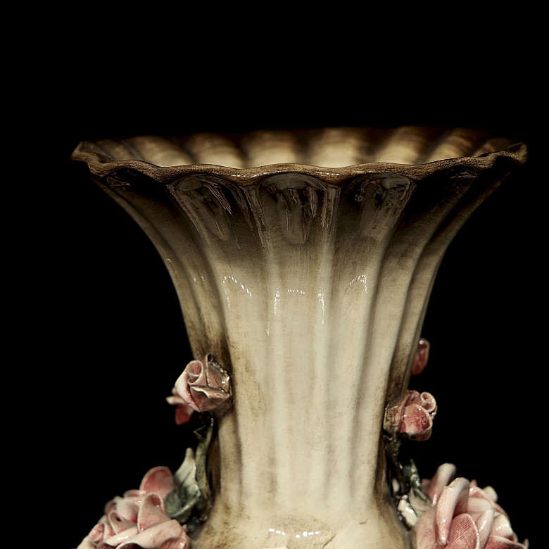 Capodimonte porcelain ‘Pair of vases with roses’, 20th century