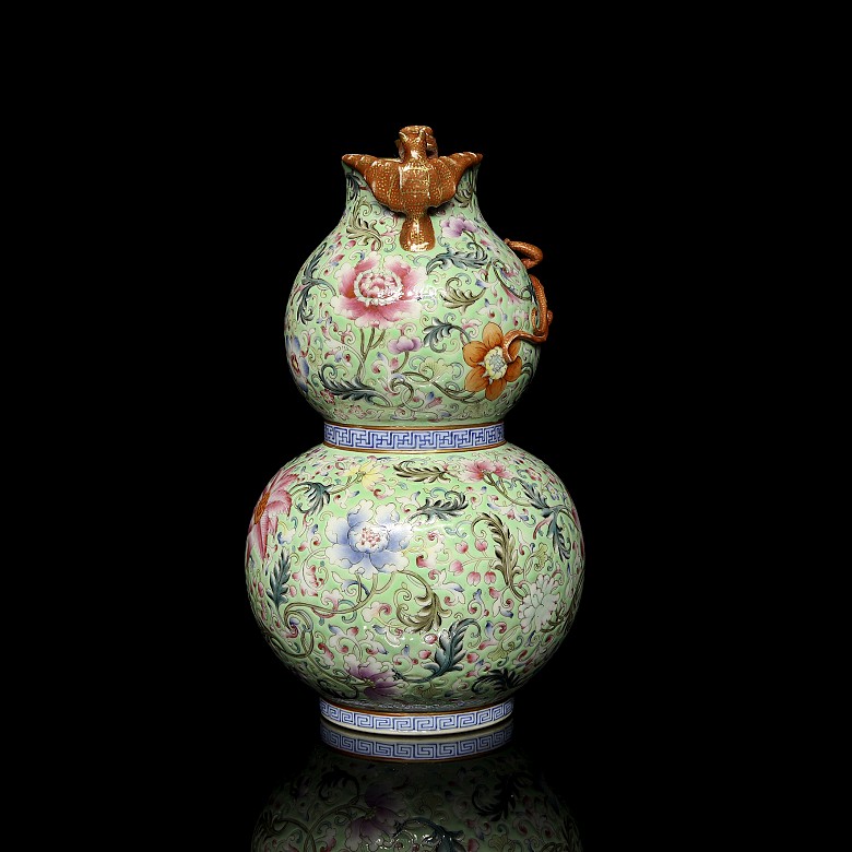 'Hulu' vase in pink family porcelain, with Qianlong seal - 9