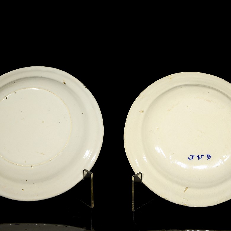 Dos platos de cerámica esmaltada, s. XX