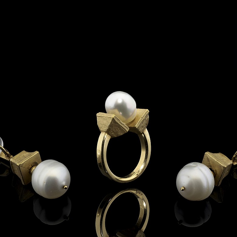 Set of earrings and ring of yellow gold and pearls